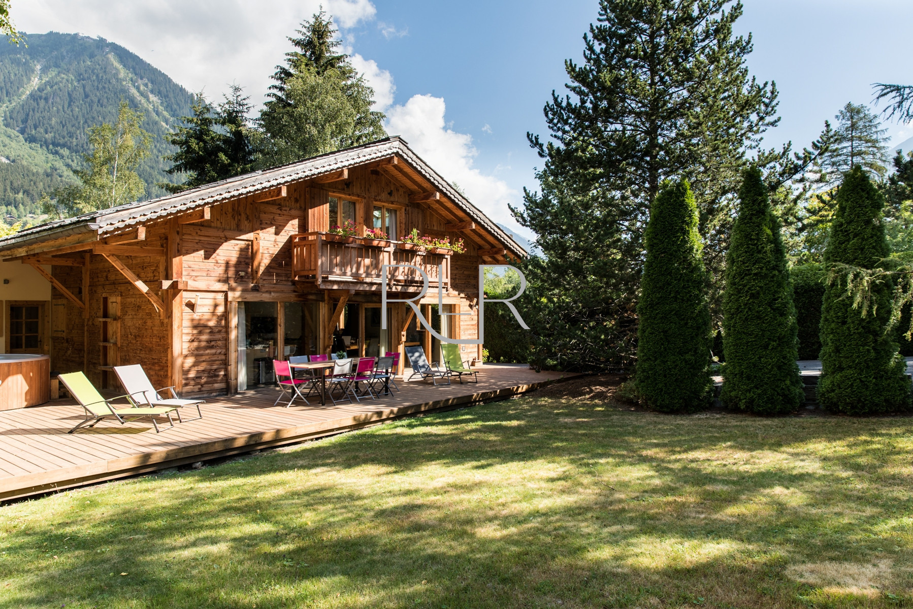 Chalet les Favrands a une belle terrasse et un grand jardin arboré