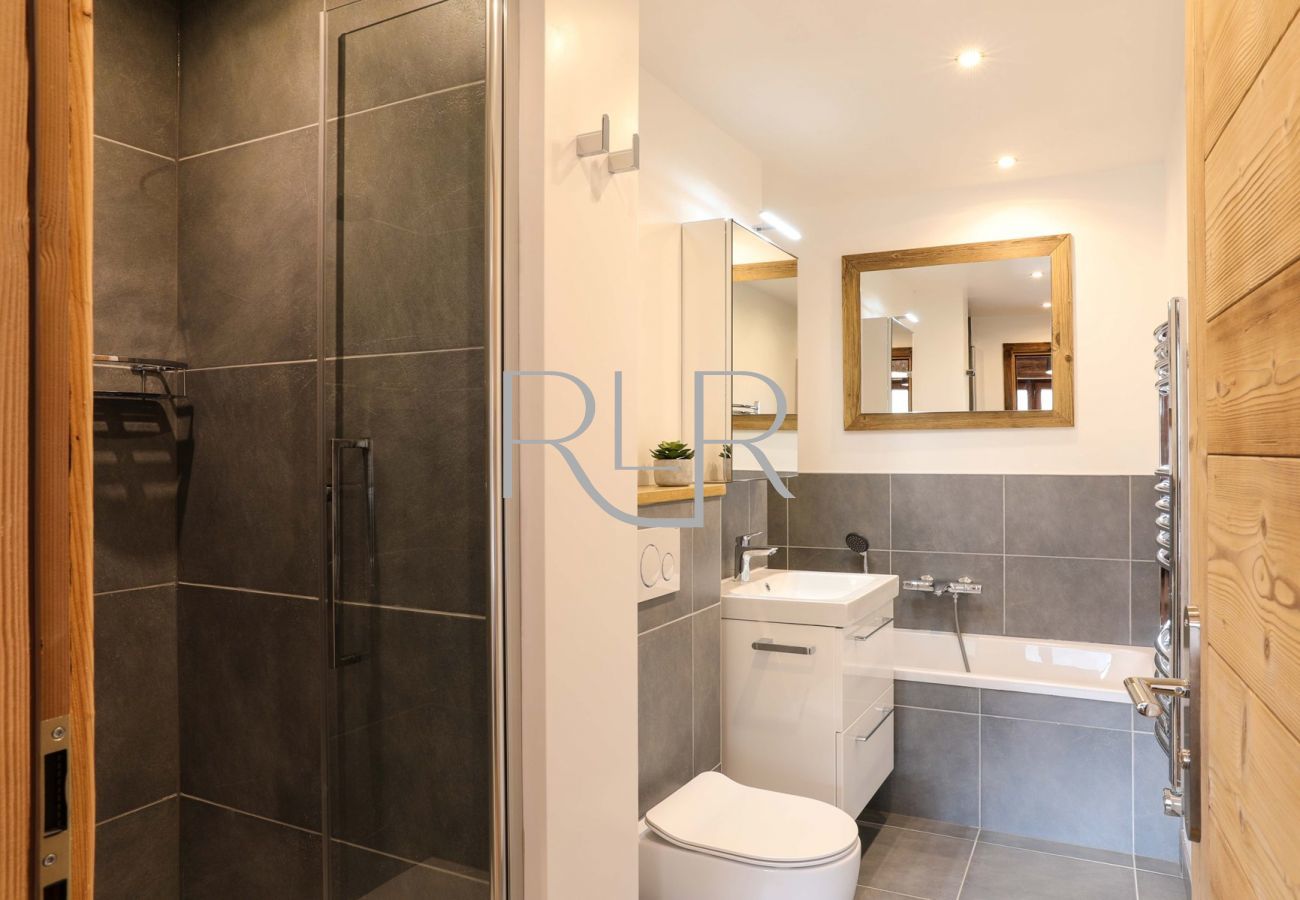 Chambre 1 de Brevent 1 a une salle de bain avec douche séparée