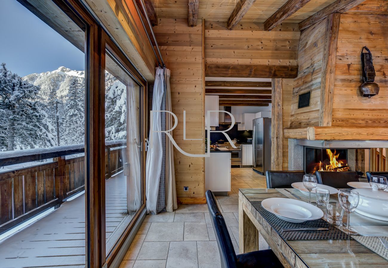 Chalet Capricorne a des grandes portes vitrées donnant sur le balcon 