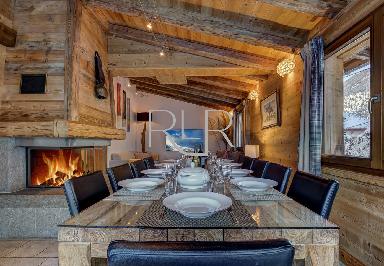 Chalet Capricorne a une table à manger pour 10 personnes