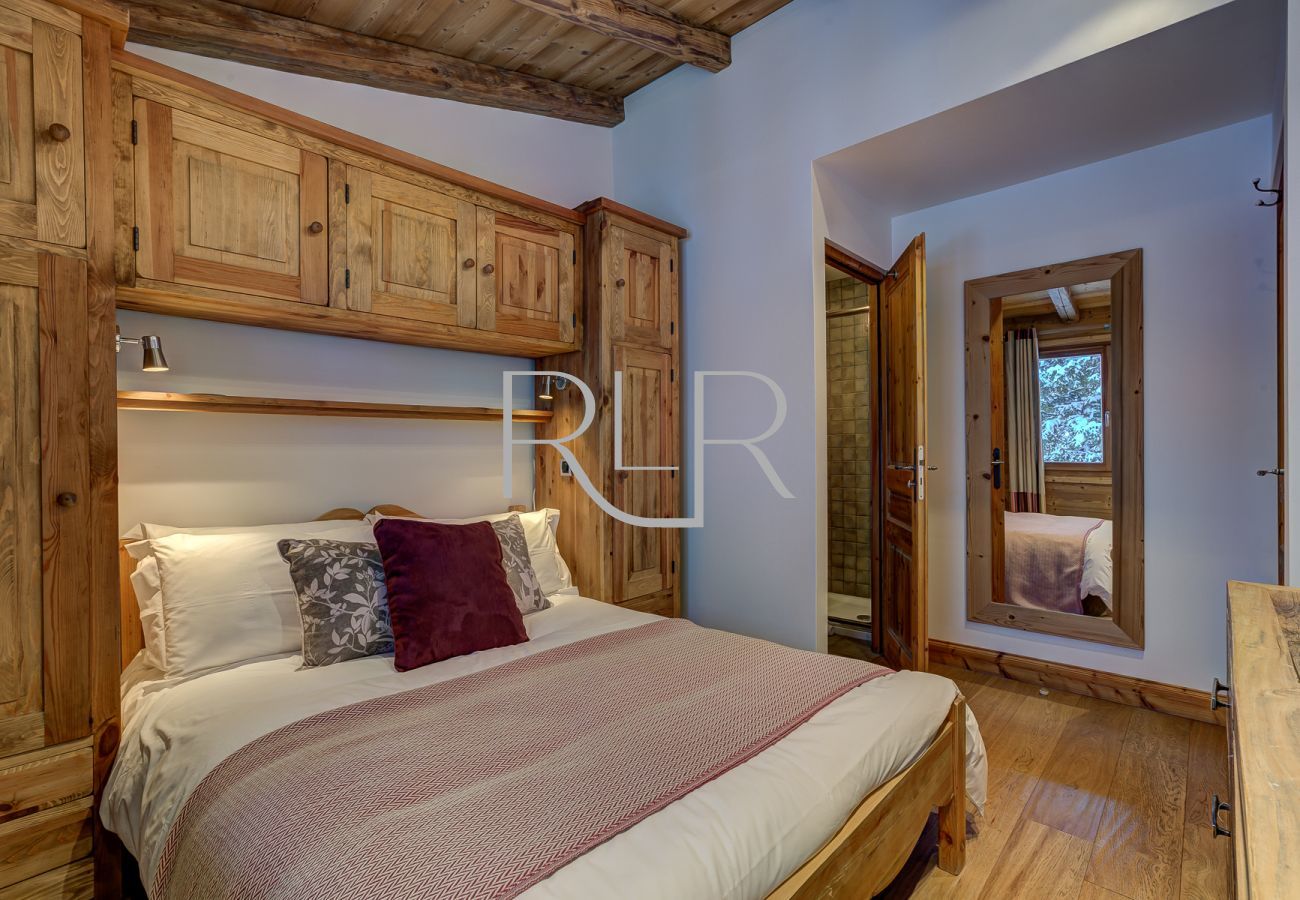 Chambre 2 du Chalet Capricorne est une chambre double avec une salle de bain