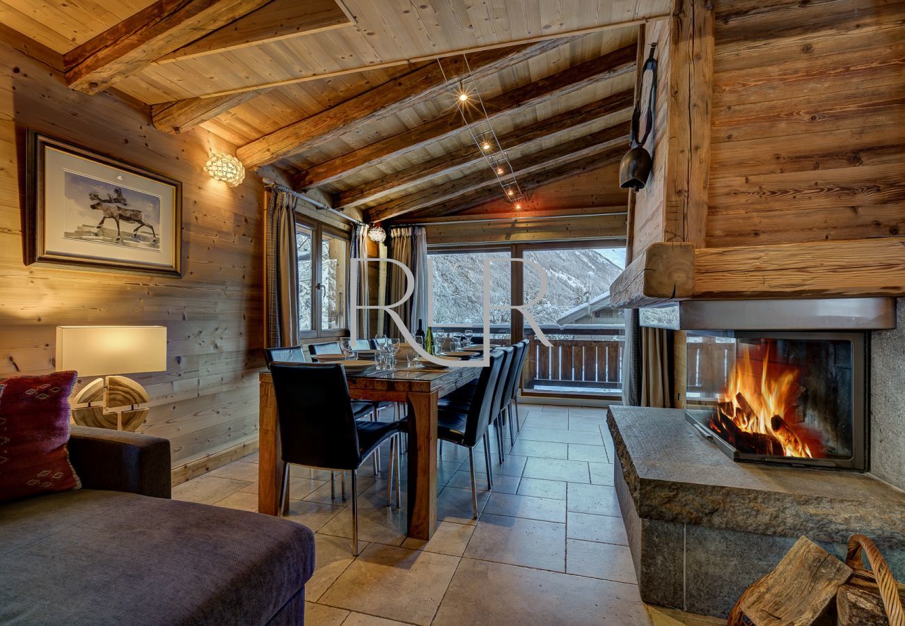 Le Chalet Capricorne dispose d'un espace de vie ouvert.