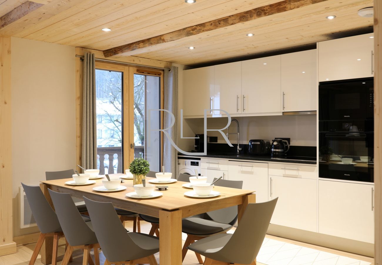 Blaitiere 6 a une table a manger pour 6 personnes