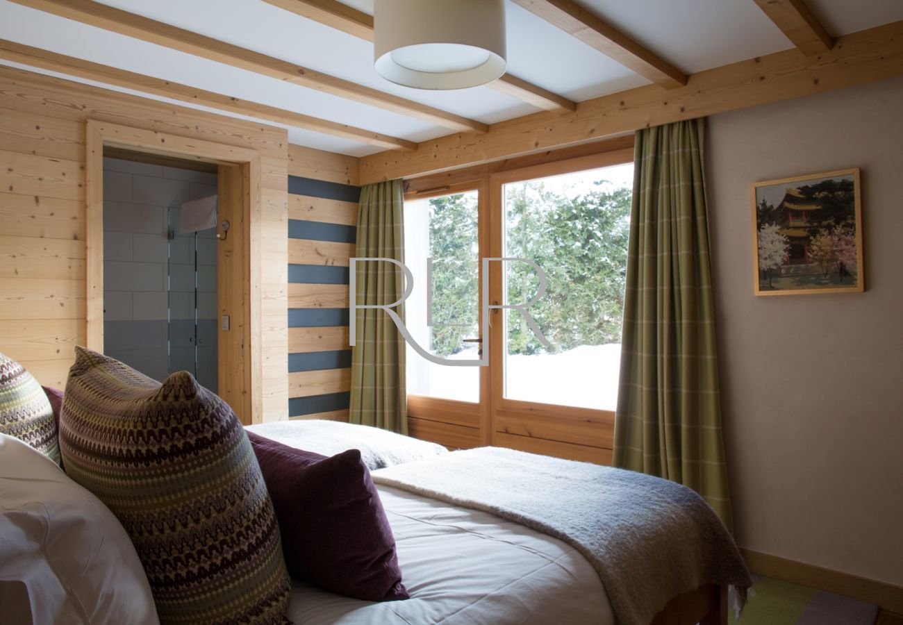 Chambre 4 de Chalet le Favre est flexible avec un lit double ou deux lits simples et salle de bain