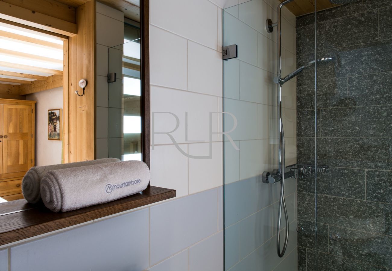 Chambre 4 de Chalet le Favre a une salle de bain 