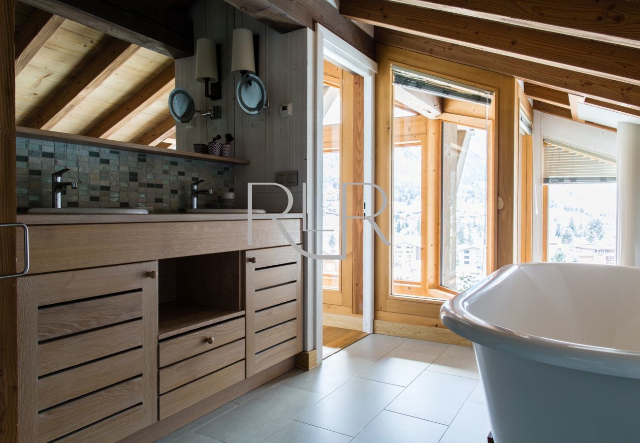 Salle de bain de la Chambre 1 de Chalet le Favre a une baignoire sur pieds et douche séparée