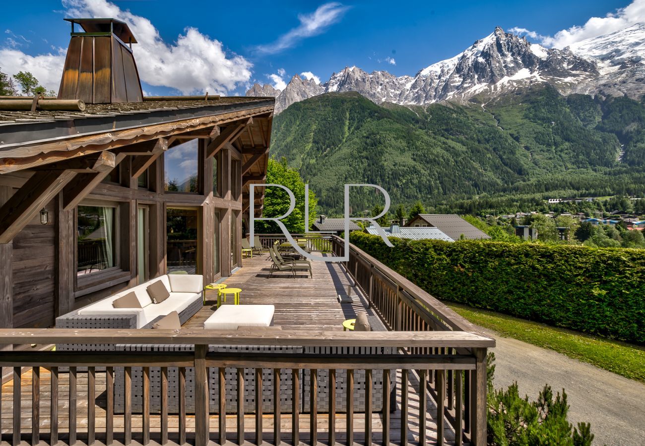Chalet le Favre a un salon extérieur, une table à manger et un barbecue
