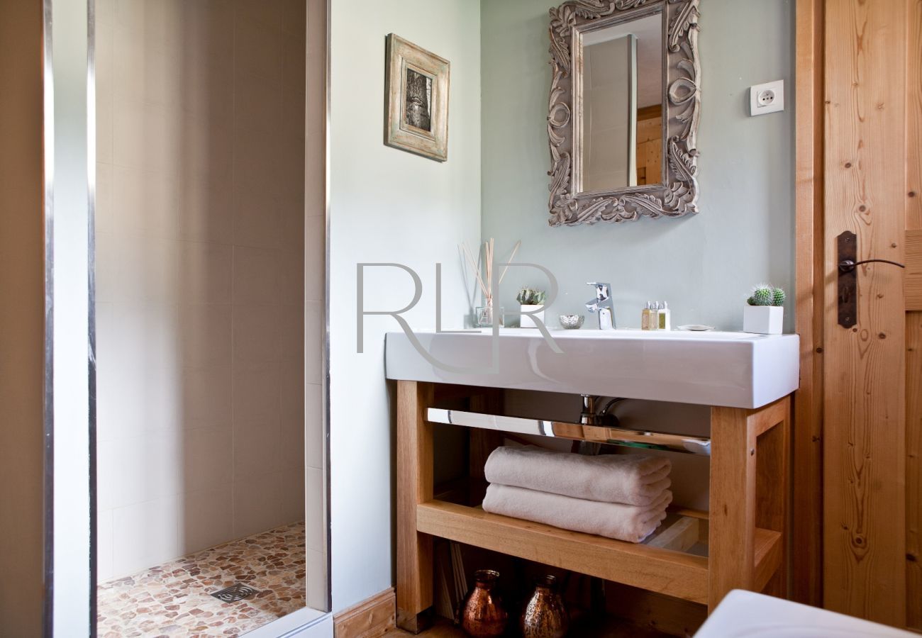 Salle de bain de la Chambre 7 du Chalet Amelie avec douche séparée