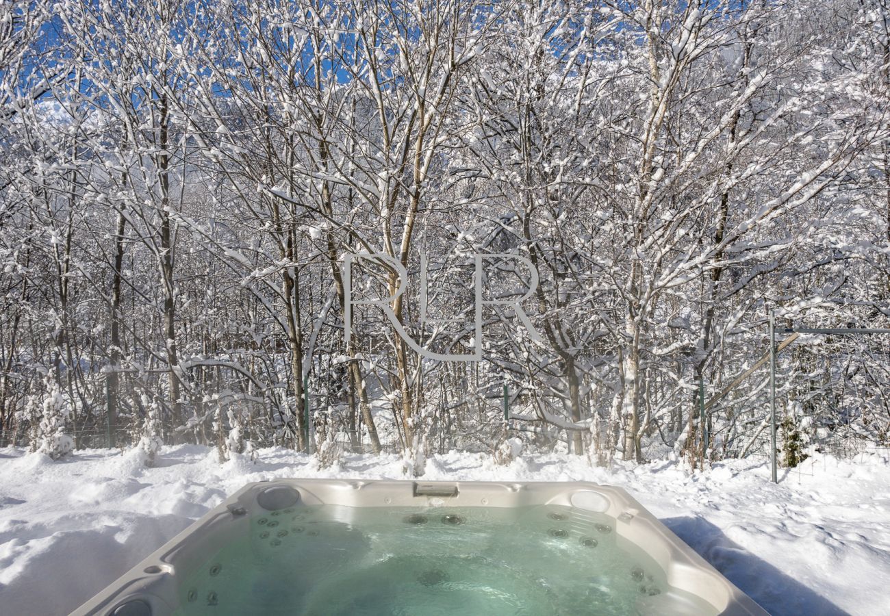 Le jacuzzi du chalet Amélie offre un cadre idyllique pour se détendre