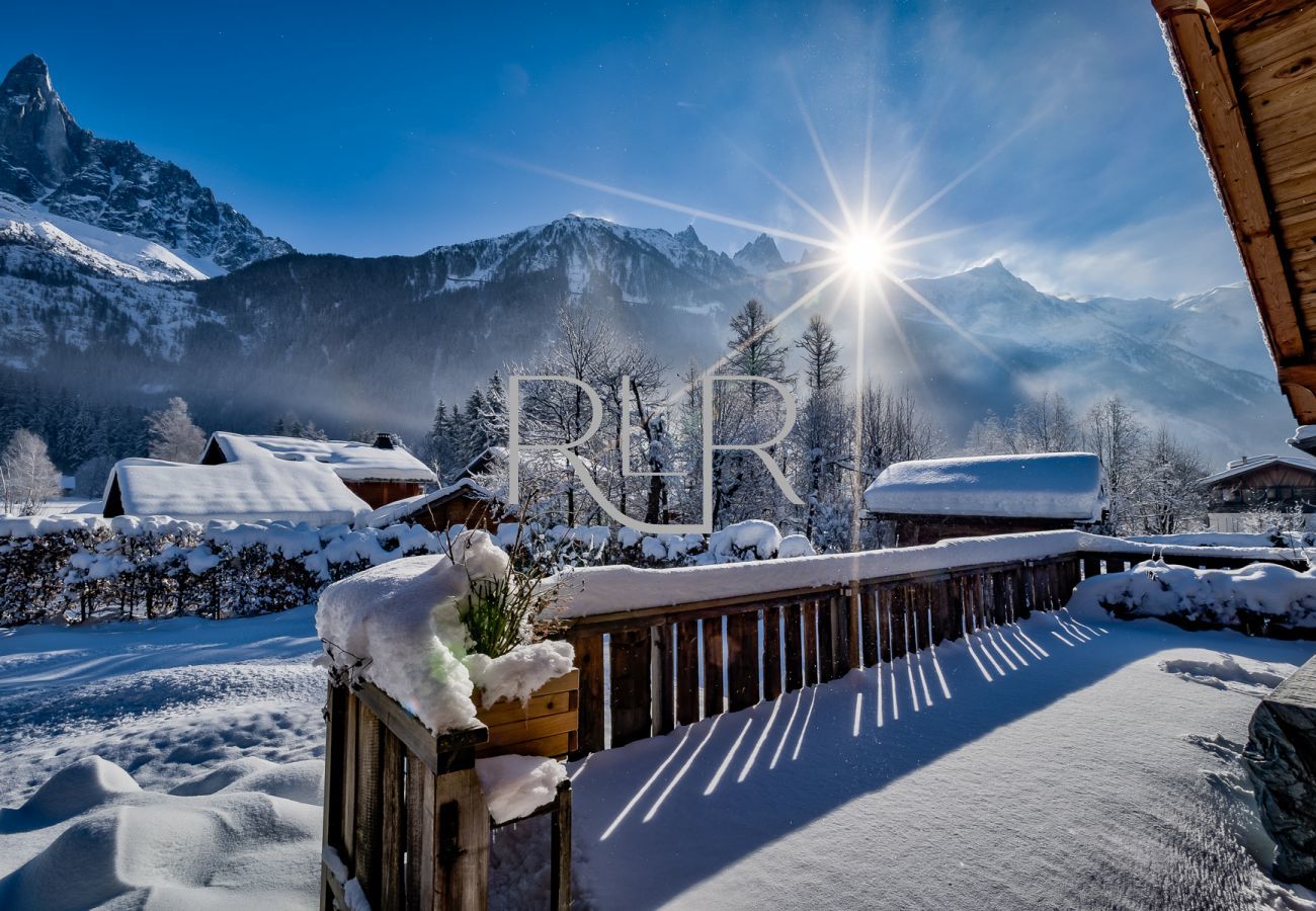 Le balcon s'ouvre sur le jardin du Chalet Amelie