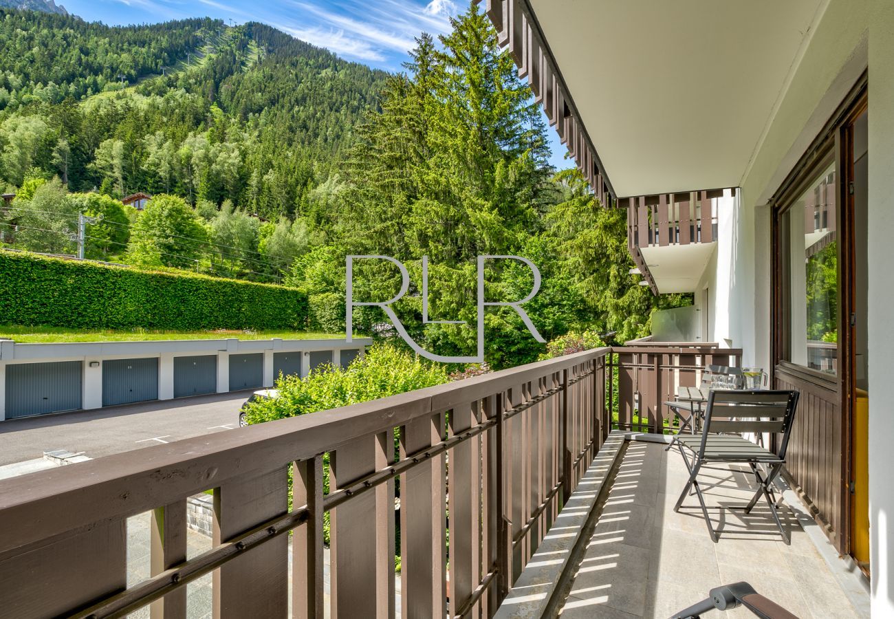 Il y a un grand balcon des Chambres 2 et 3 de Brevent 3 avec des chaises