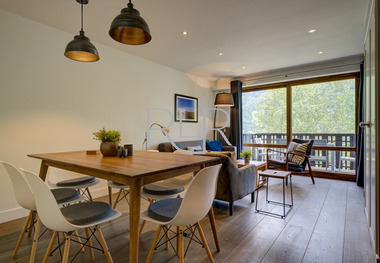 Brevent 3 a une table à manger pour 6 personnes
