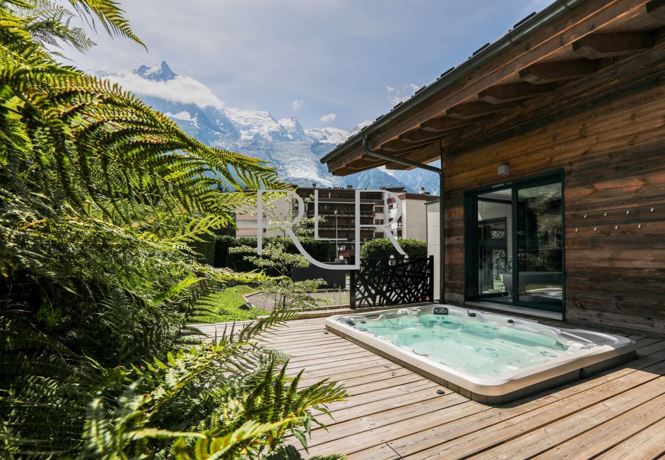 Chalet Belachat a un jacuzzi sur la terrasse à côté du chalet