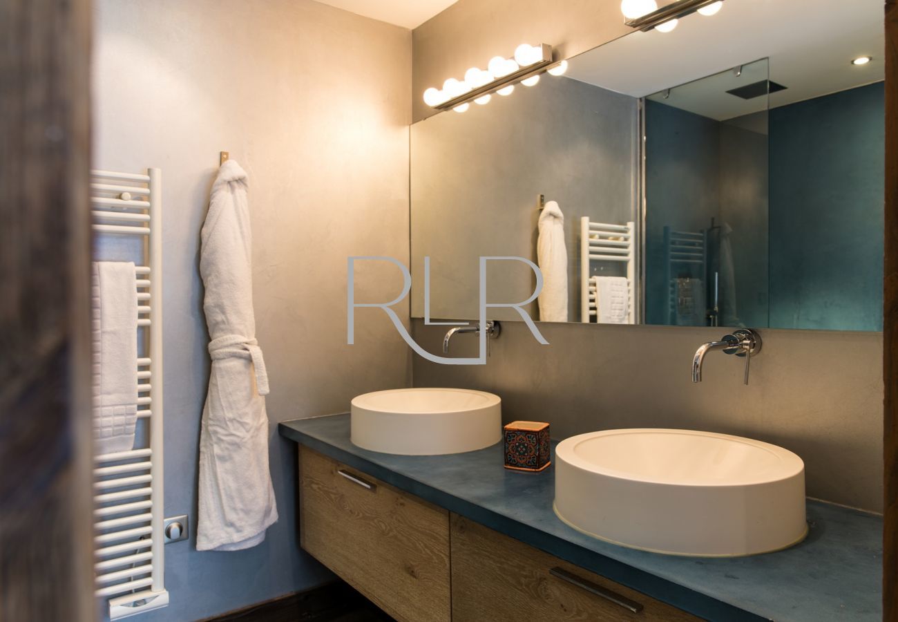 La Chambre 1 du Chalet Belachat a une salle de douche attenante avec deux lavabos et WC