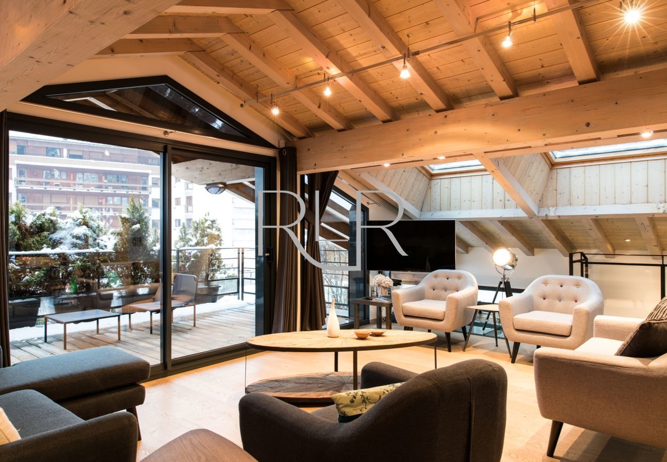 Chalet Belachat a les grandes portes vitrées donnant sur un balcon avec mobilier d'extérieur