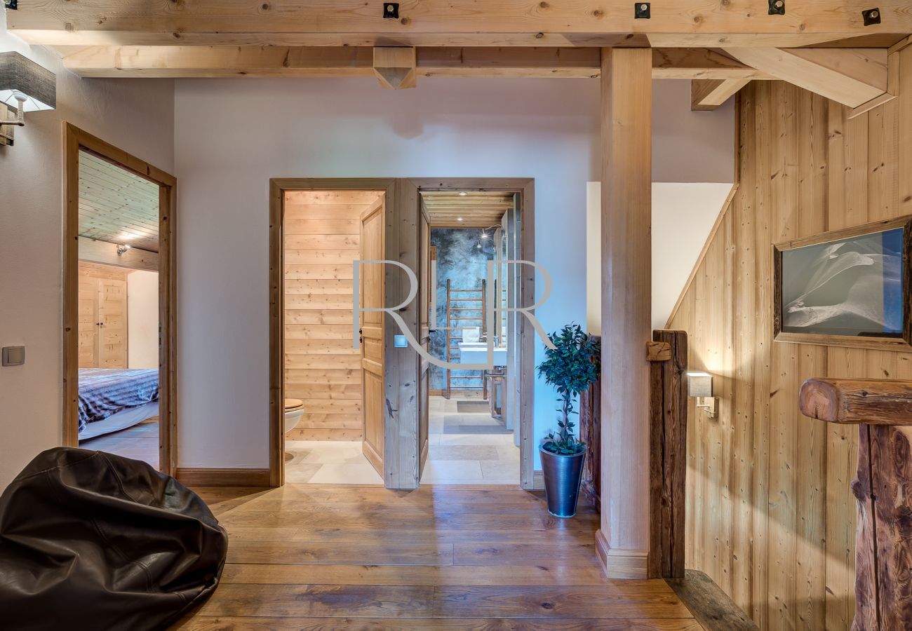 Chalet Sanaz a un couloir menant aux chambres du 1er étage et à la salle de cinéma