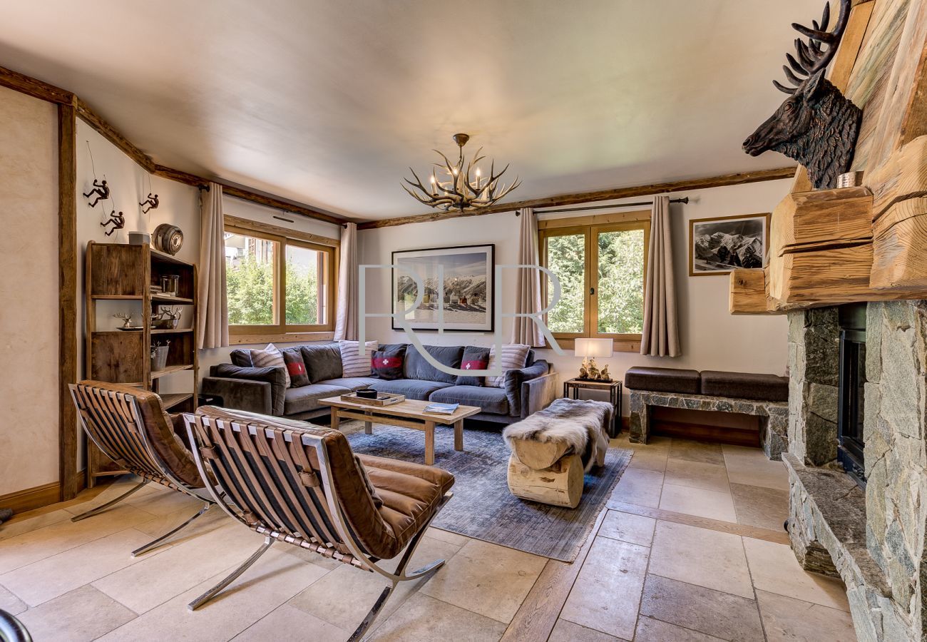 Chalet Sanaz a un salon confortable autour d'un poêle à bois