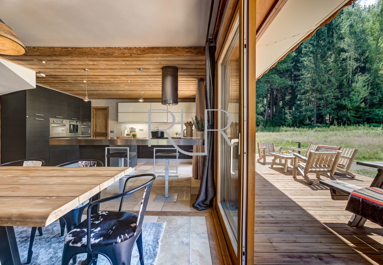 Chalet Sanaz a deux ensembles de portes vitrées donnant sur la terrasse 
