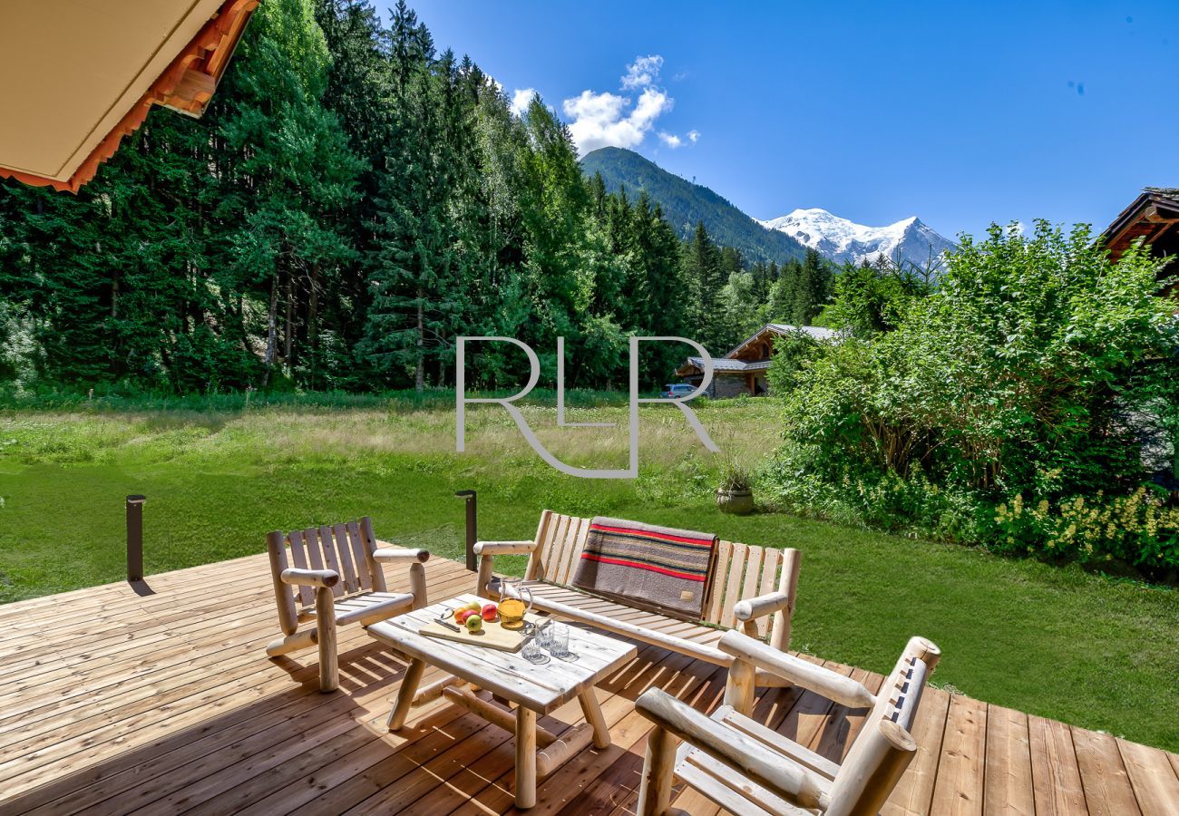 Chalet Sanaz a une terrasse ensoleillée donnant sur le jardin puis sur un champ