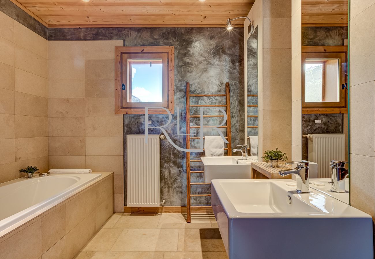 Chalet Sanaz a une salle de bain avec WC séparé pour les Chambres 3 et 4
