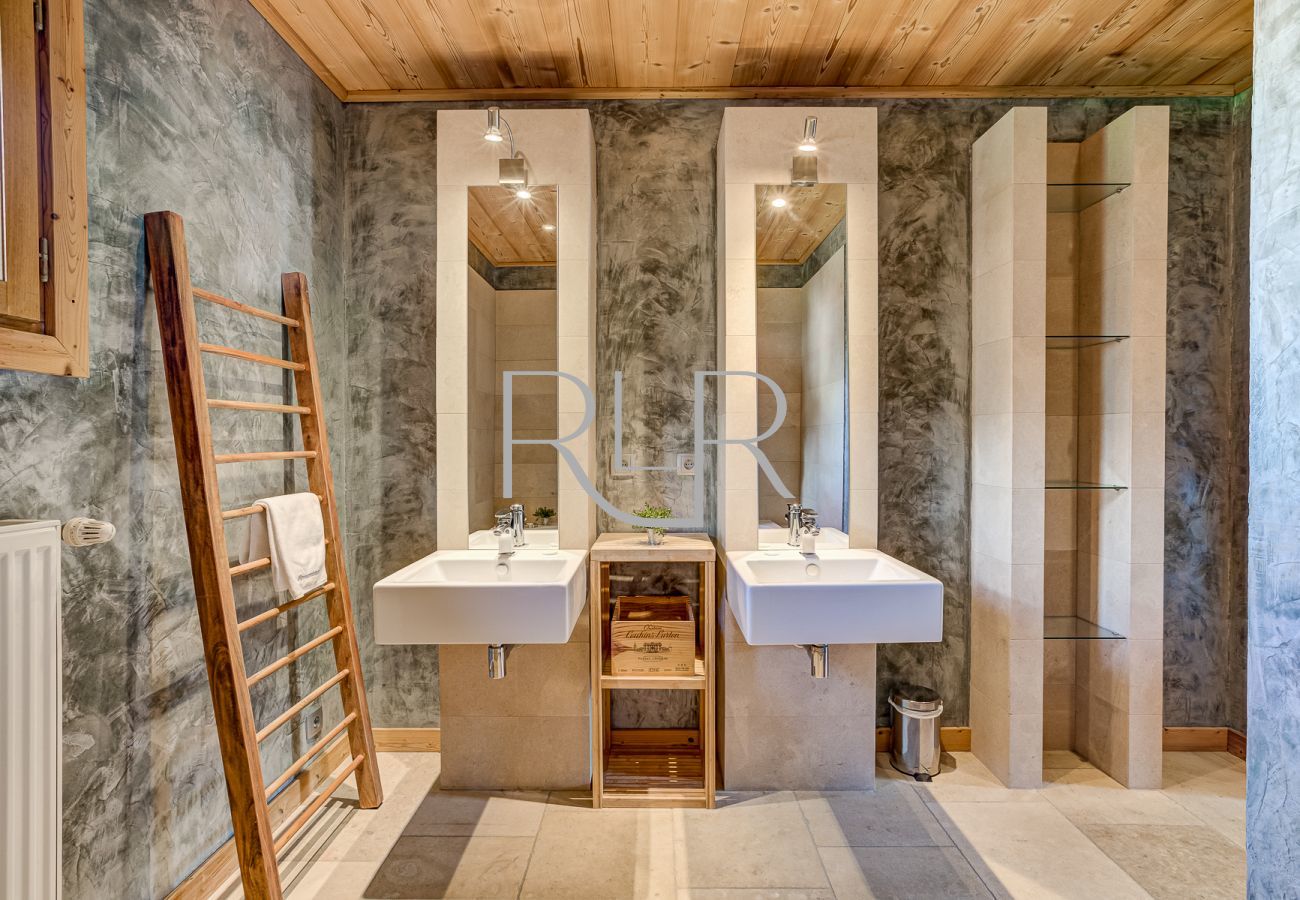 Chalet Sanaz a une salle de bain spacieuse avec deux lavabos