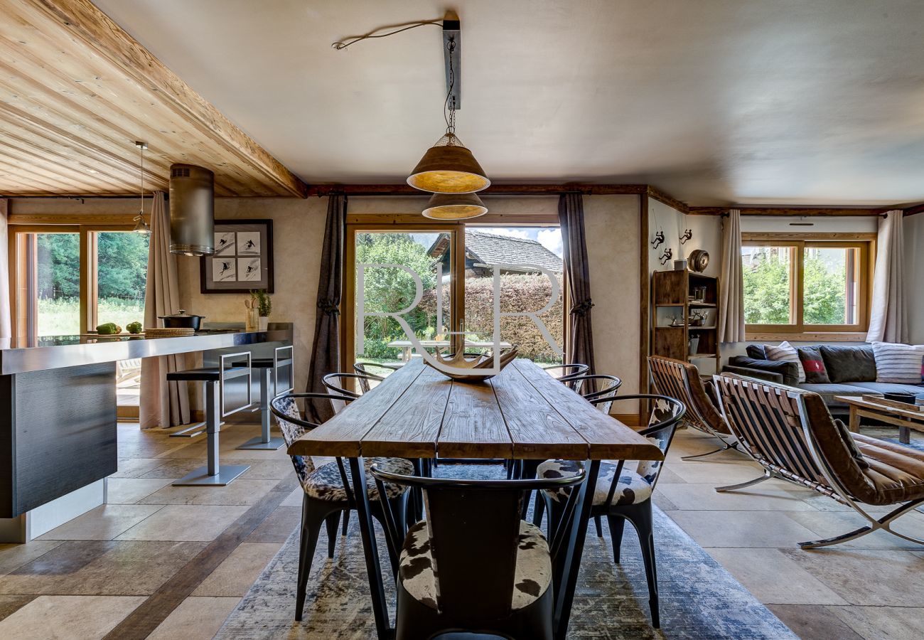 Chalet Sanaz a une table à manger pour 8 personnes             