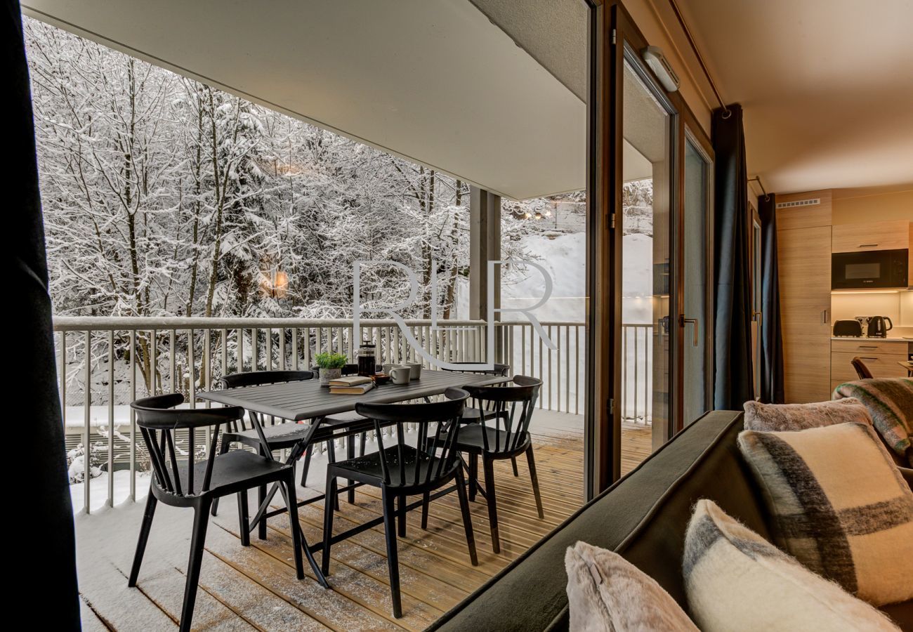 White Pearl A11 a grand balcon avec mobilier de salle à manger extérieur