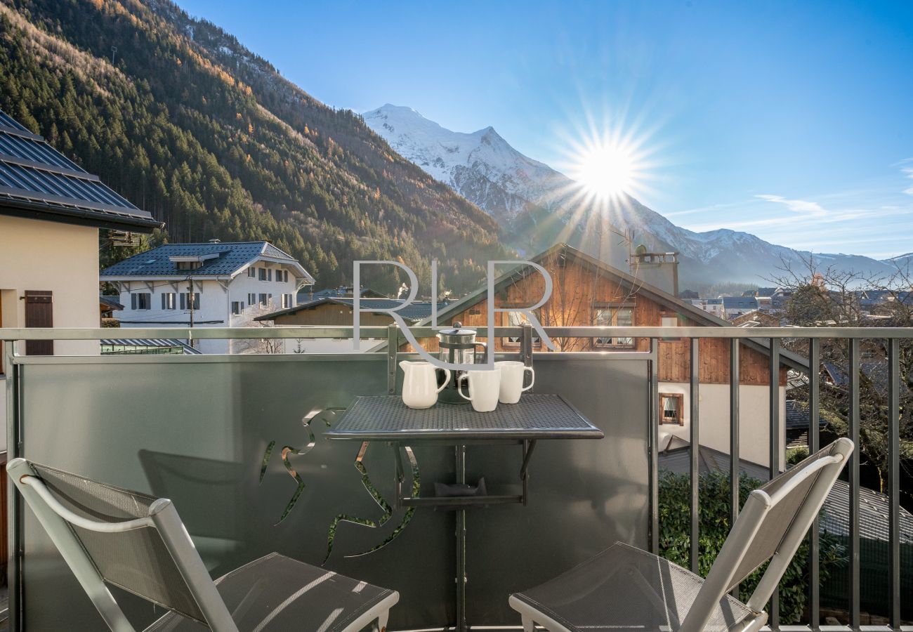 Le Chamois 4 dispose d'un balcon ensoleillé avec mobilier d'extérieur.