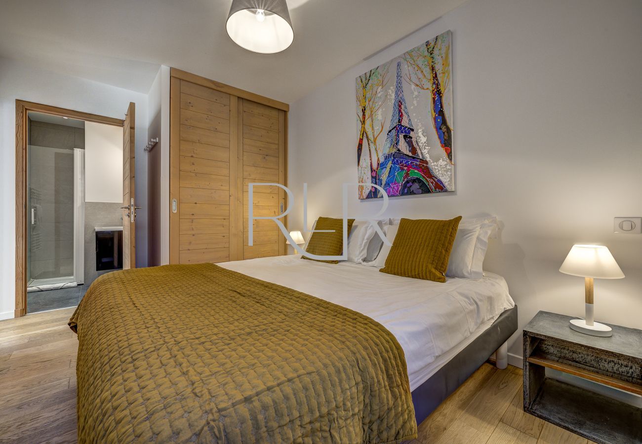 Chambre 1 de Chamois 4 est flexible avec un lit double ou deux lits simples et salle de bain.