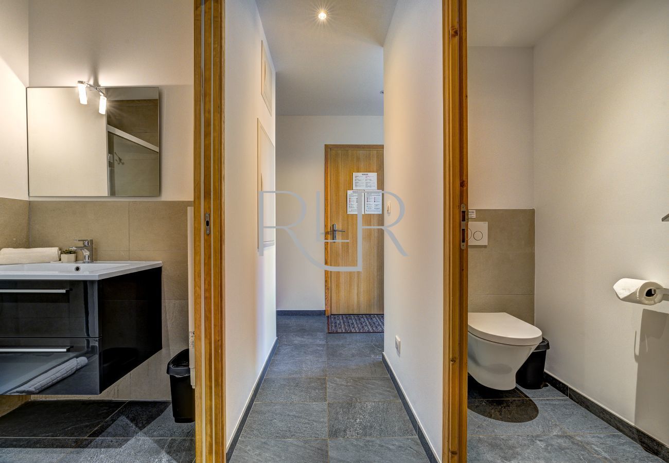Pour la chambre 2 de Chamois 4, il y a une salle de douche et WC adjacente.  
