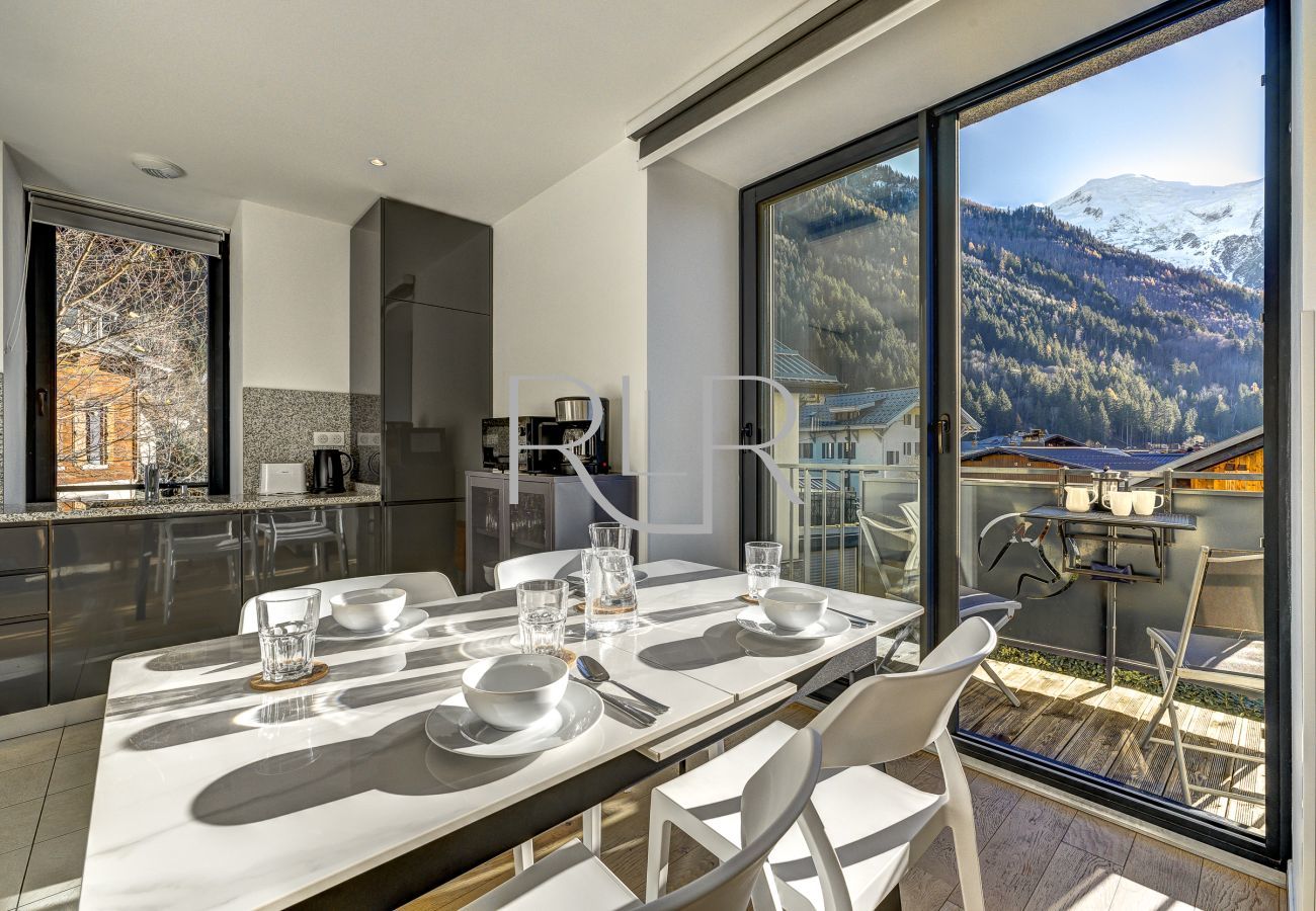 Chamois 4 dispose d'une table à manger devant les portes vitrées avec vue sur le Mont Blanc.