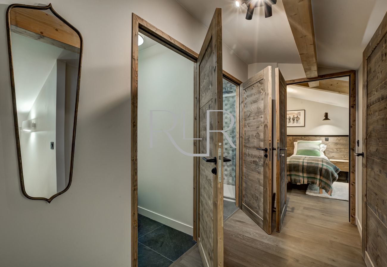 White Pearl A31 a une salle de douche avec un WC séparé à l'étage supérieur