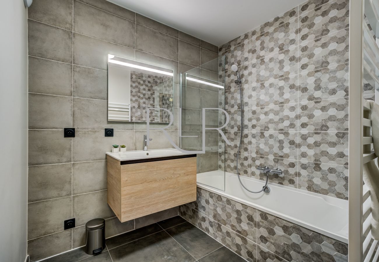 La salle de bain de White Pearl A31 a une douche au dessus de la baignoire