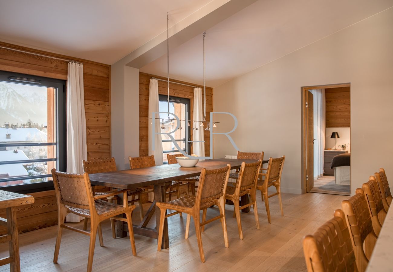Cordee 331 a une grande table à manger accueillant jusqu'à 9 personnes 