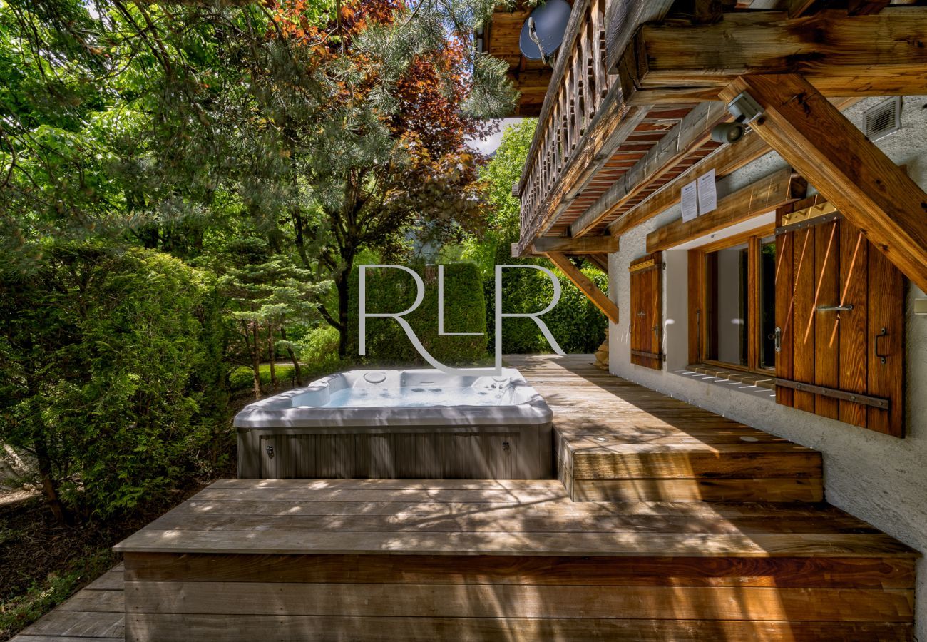Le Chalet les Sauberands a un Grand jacuzzi intégré à la terrasse