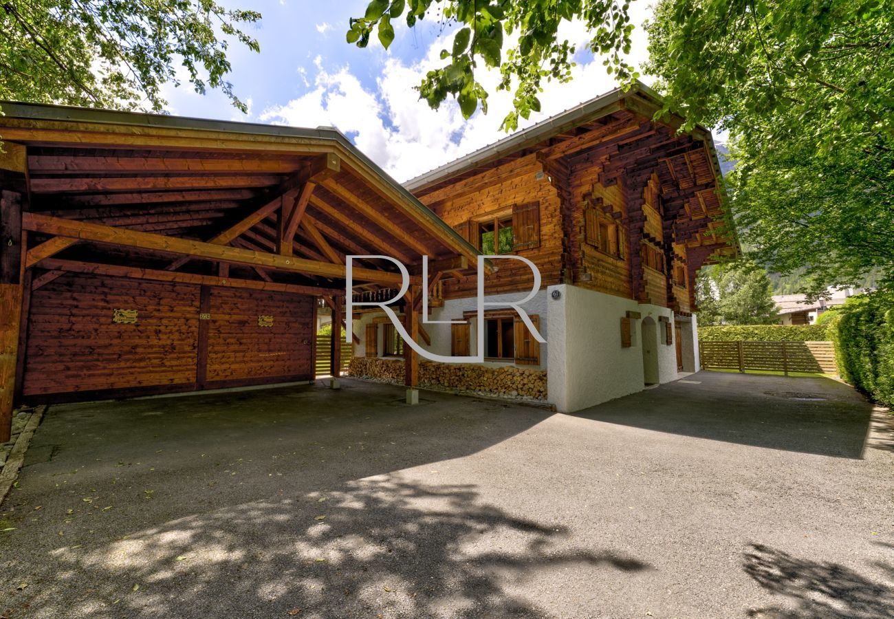 Le chalet Sauberands peut accueillir un total de 4 voitures. 2 des places sont couvertes