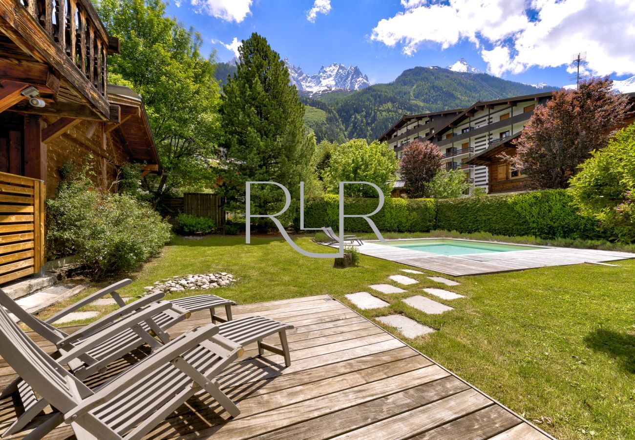 Détendez-vous au bord de la piscine a Chalet les Sauberands extérieure avec vue sur les Aiguilles de Chamonix.