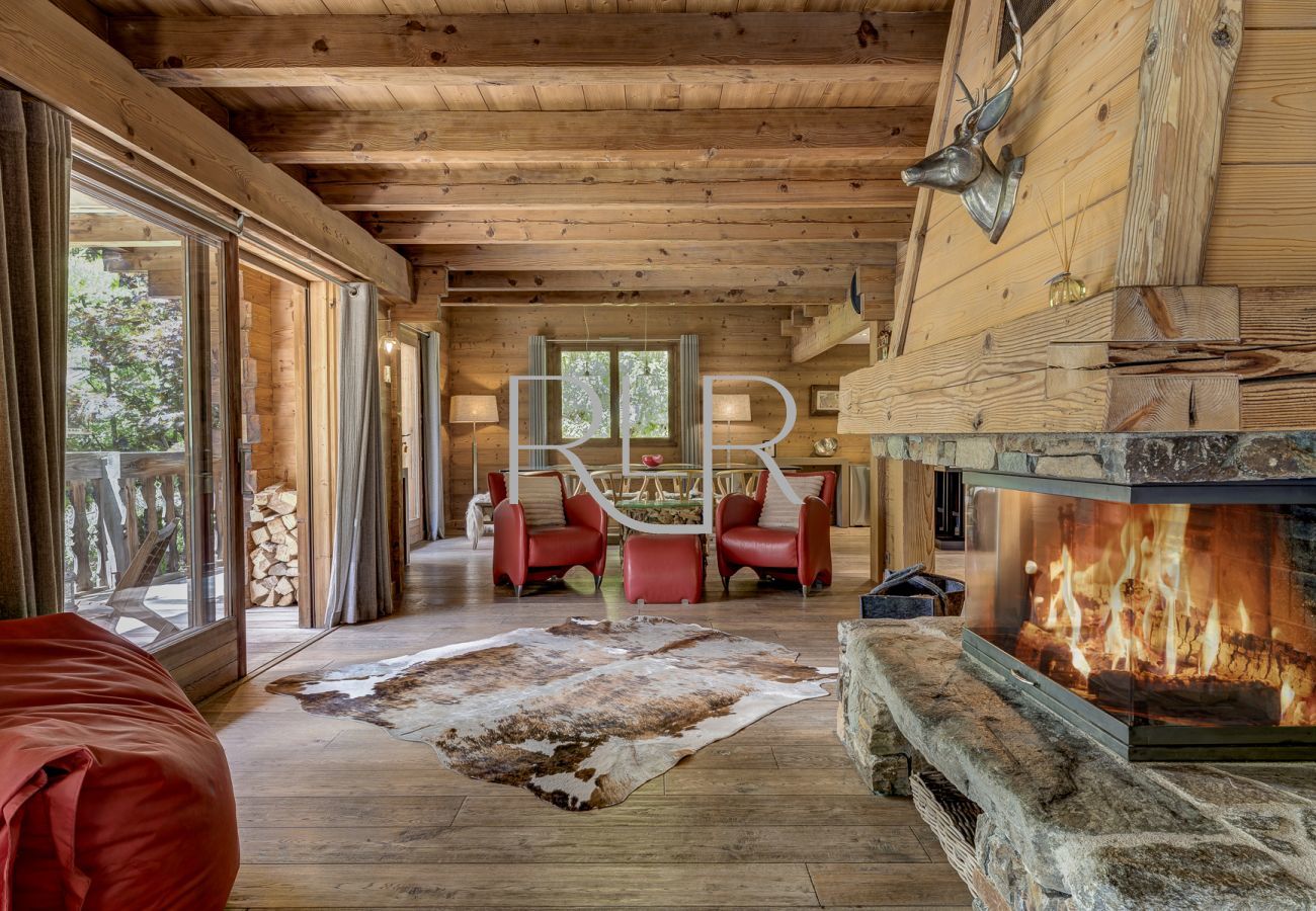 Le chalet les Sauberands dispose d'une cheminée confortable, idéale pour les longues soirées d'hiver.