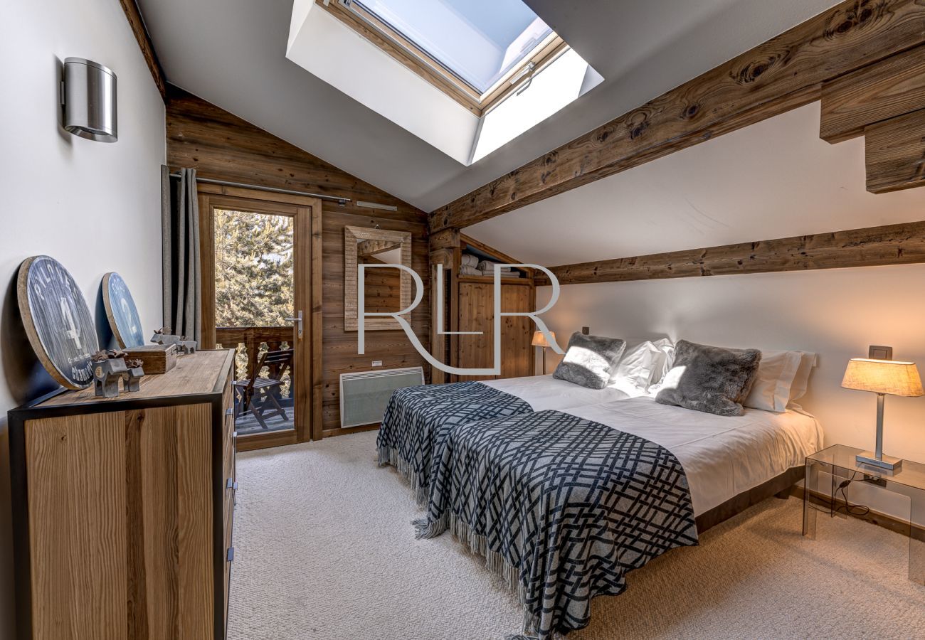 Dans Chalet les Sauberands la chambre 6 reçoit beaucoup de lumière du soleil grâce à la porte vitrée du balcon et au velux.