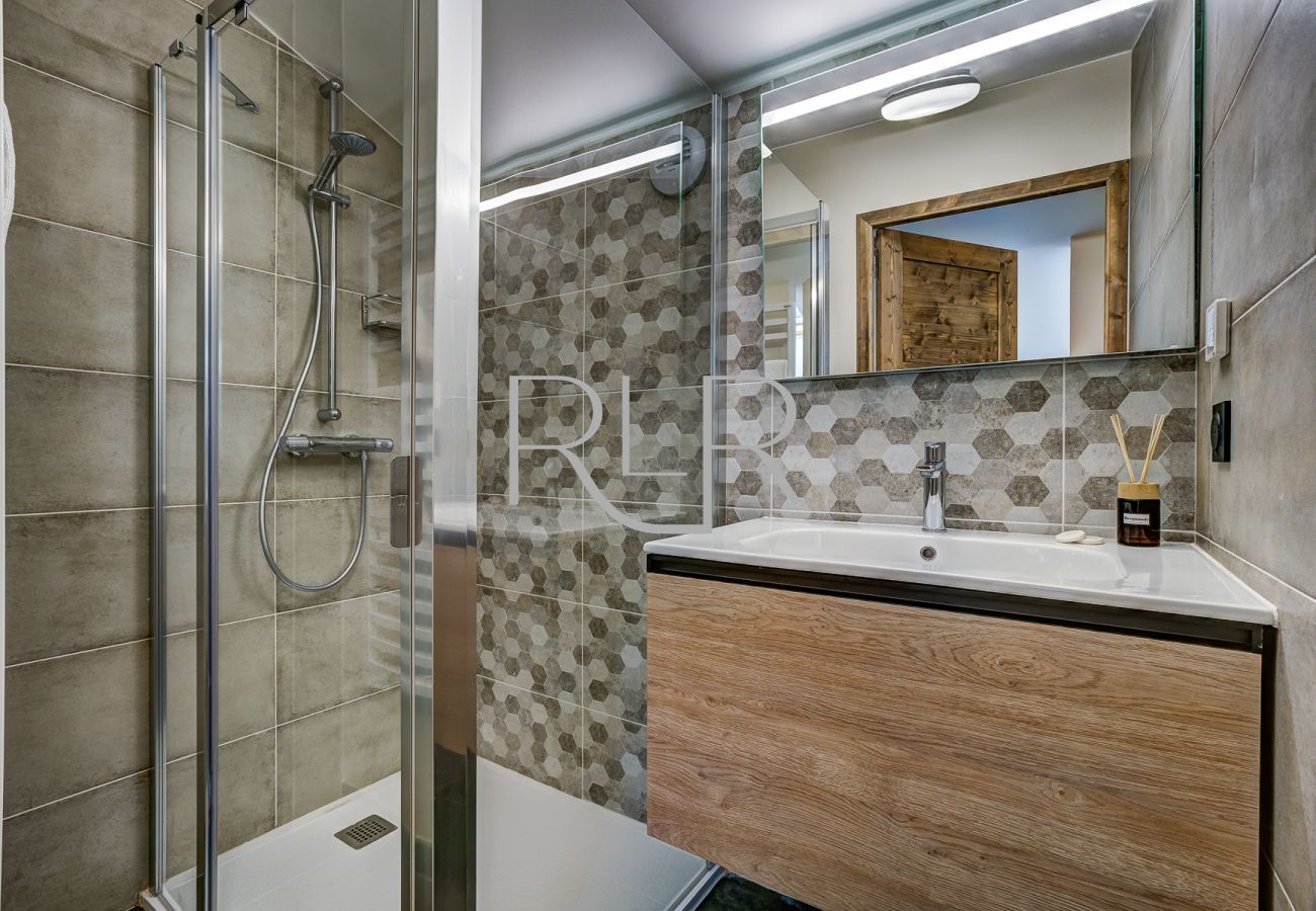 White Pearl A36 a une salle de bain avec un WC séparé à l'étage supérieur