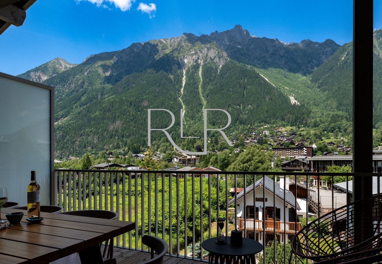 Le balcon offre une vue imprenable sur les montagnes.
