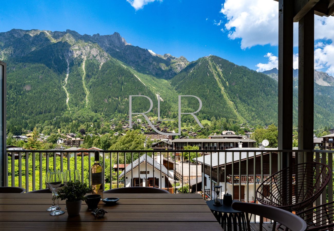 Le balcon offre une vue imprenable sur le Br&eacute;vent et les Aiguilles Rouges.