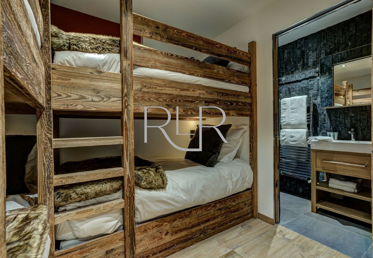 Chambre 5 de Chalet Red Fox a deux lits superposés, avec une salle d'eau et un WC