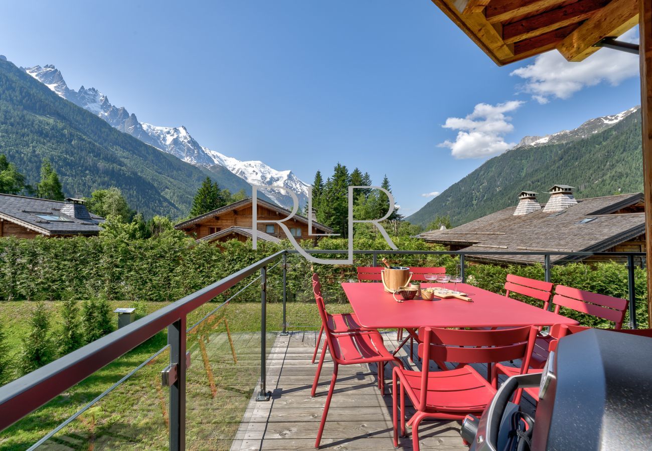 Chalet Red Fox a une table de salle à manger extérieure et un barbecue électrique