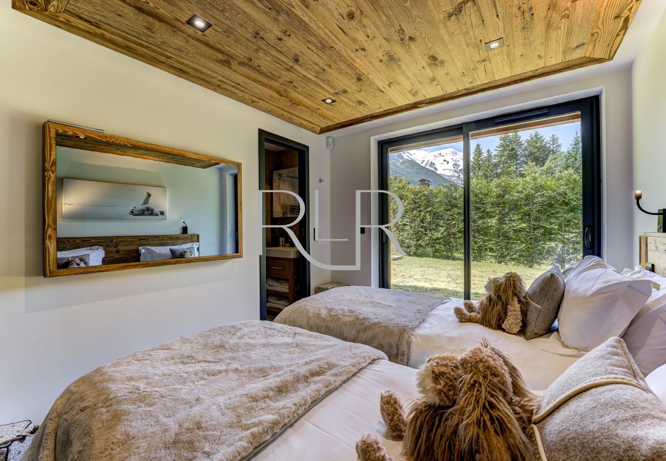 Chambre 4  de Chalet Red Fox est flexible avec un lit double ou deux lits simples, et salle de bain