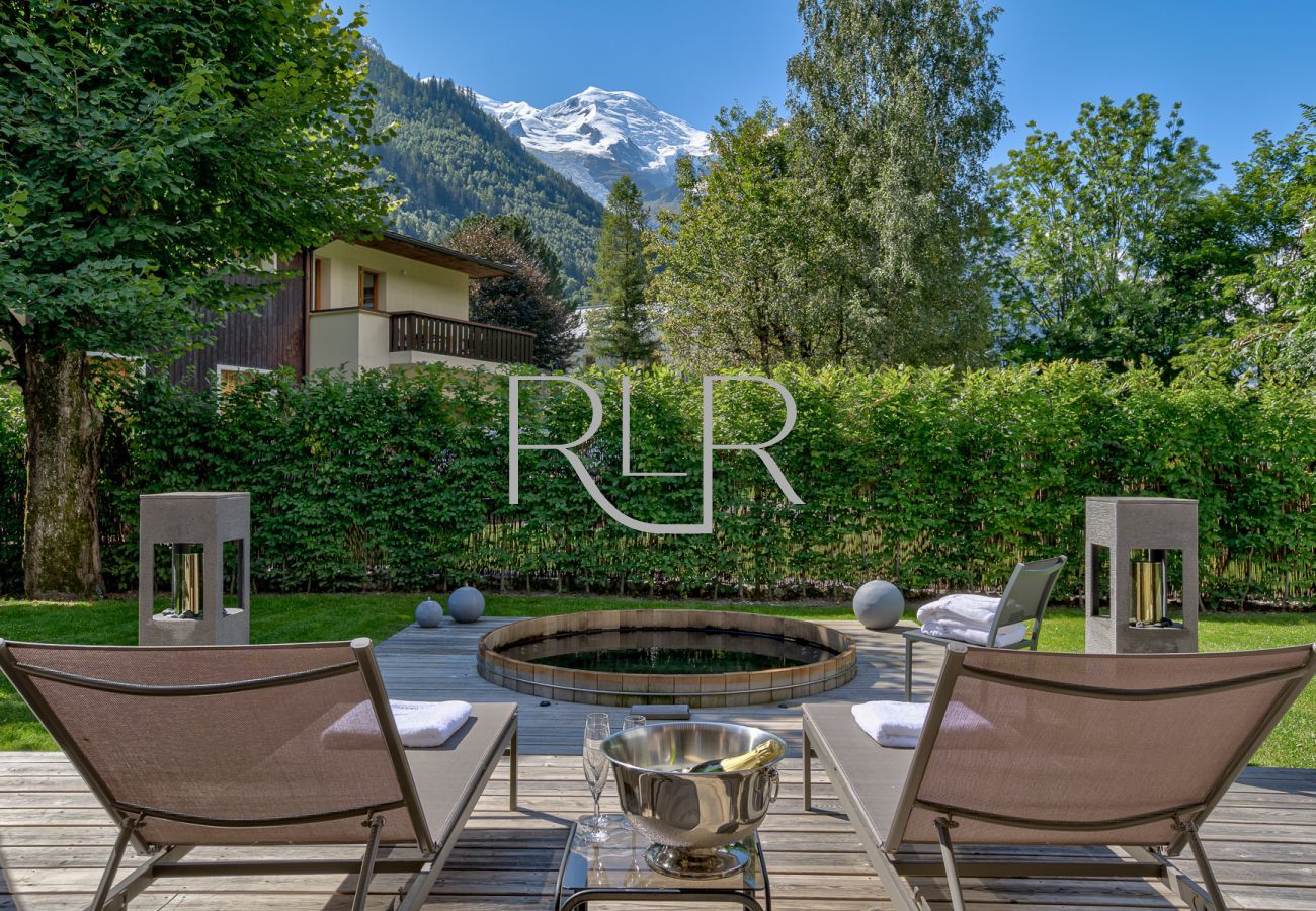 Chalet Seren a une grande terrasse avec un jacuzzi