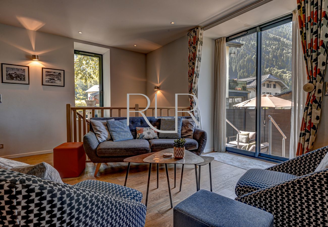 Les portes vitrées de Chamois 1 s'ouvrent sur des marches menant à la terrasse.