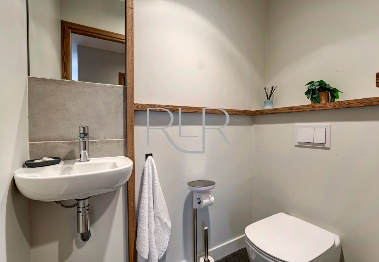 White Pearl A12 a un WC en face du vestiaire
