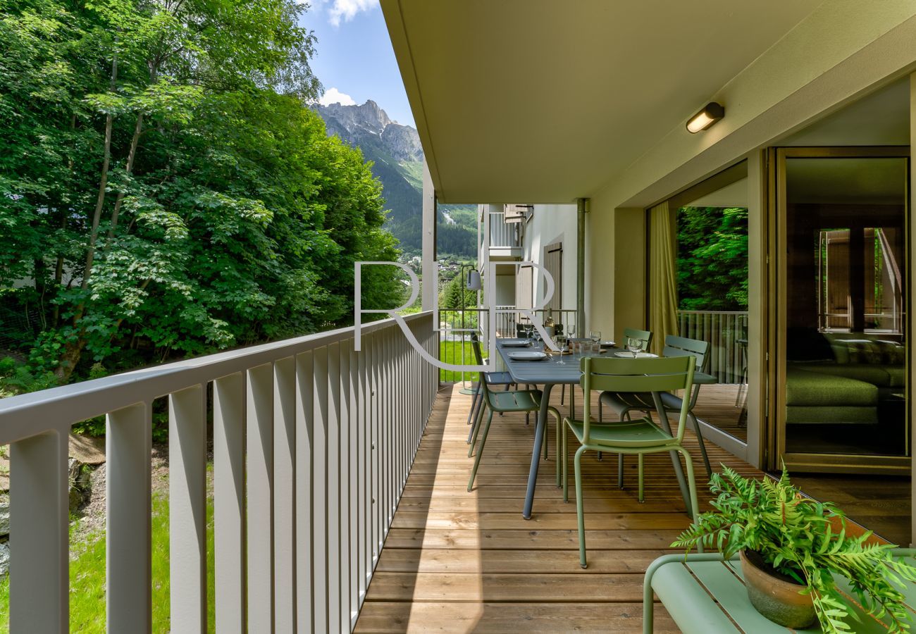 White Pearl A12 a un grand balcon avec mobilier de salle à manger 