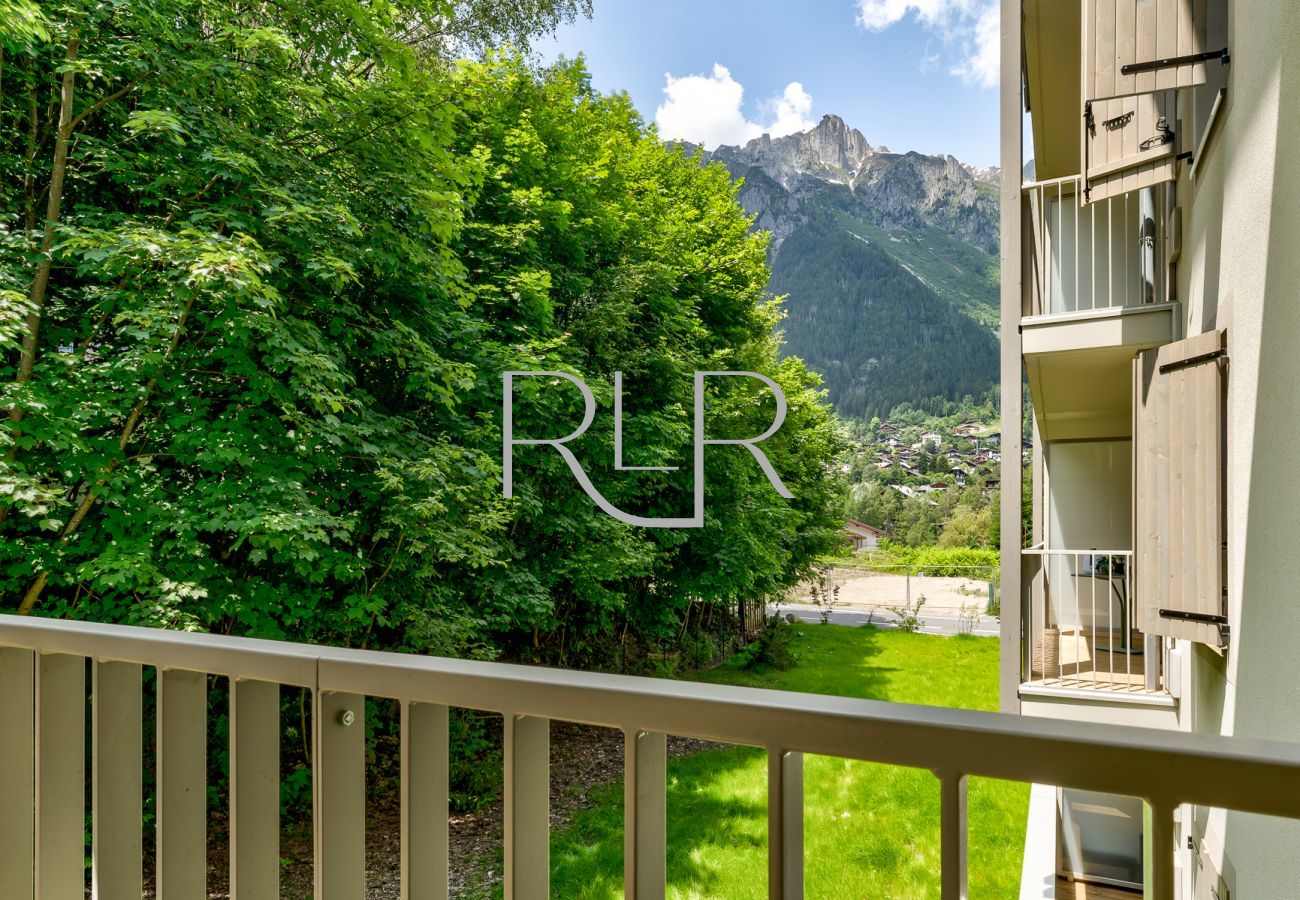 Le balcon du White Pearl A12 offre une vue magnifique sur le Brévent